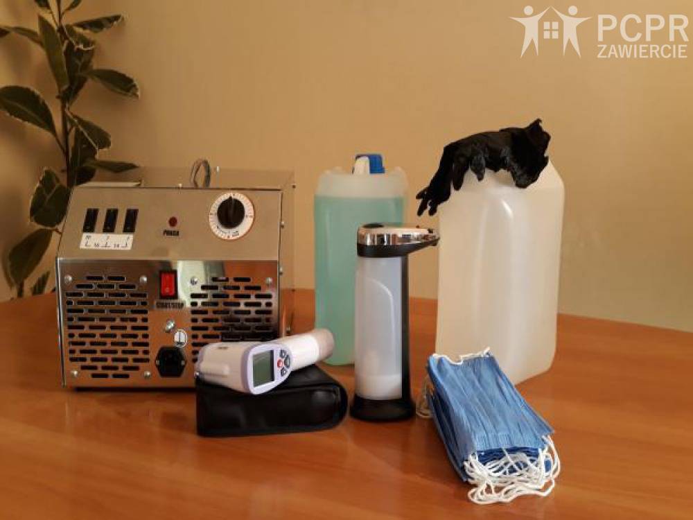 Zdjęcie: Środki ochronne - generator ozonu, termometr bezdotykowy, automatyczny dozownik do mydła, maseczki, rękawiczki, płyn i żel do dezynfekcji